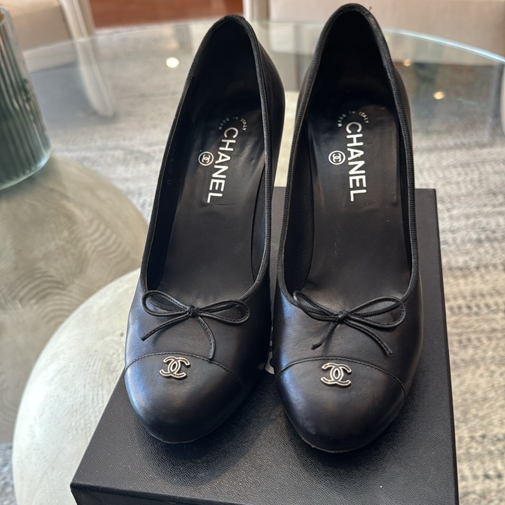 CHANEL Black Heels with Bow Detail - Picture 2 of 5